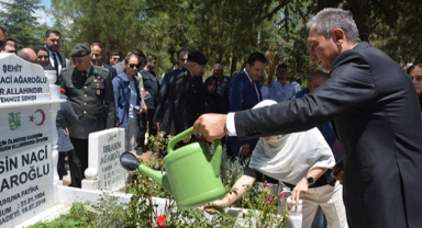 Şehidi mezarının başında andılar