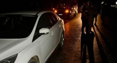 Seyir halindeki otomobile silahlı saldırı; 3'ü ağır 6 kişi yaralandı