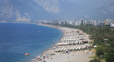 Sıcaktan bunalan sahile koştu