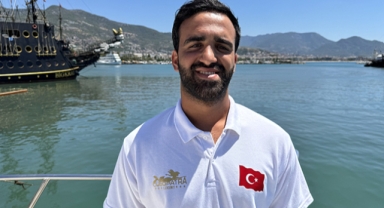 Sörf yaparken yunusla yarıştı