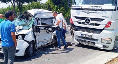 Tır hafif ticari araca çarptı... Sürücü hayatını kaybetti