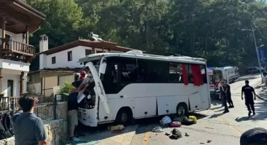 Tur otobüsü park halindeki araçlara çarptı, 1 çocuk öldü, 33 yaralı