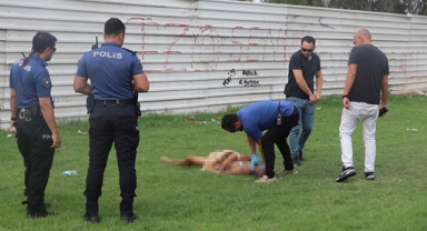 Yarı çıplak ölü bulundu