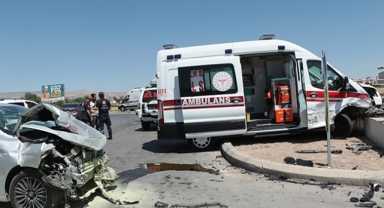 Ambulans ve otomobil çarpıştı: 6 yaralı
