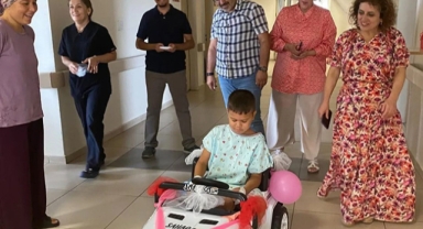 Ameliyathaneye akülü araba ile gidiyorlar