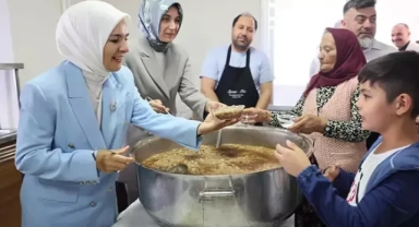 Bakan Göktaş aşure dağıttı