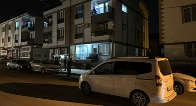 Balkonda oturuyorlardı... Mahalledeki silahlı kavgada yaralandılar