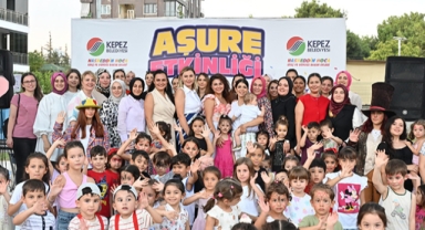 Çocuklarla aşure paylaşımı