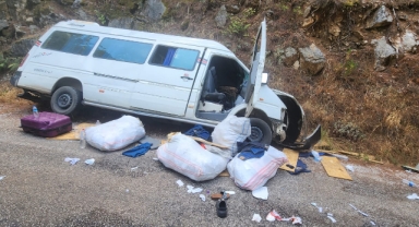 Devrilen minibüsteki 6 kişi yaralandı