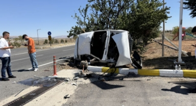 Devrilen otomobildeki 5 kişi yaralandı