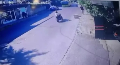 İETT otobüsü motosikletliye çarptı