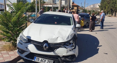 İki otomobil çarpıştı... 4 yaralı