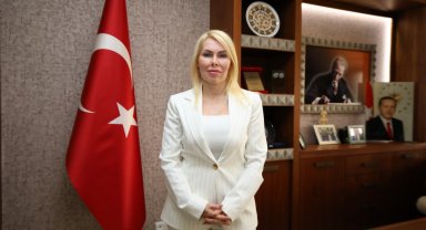 İkinci dönemine alkışlarla başladı