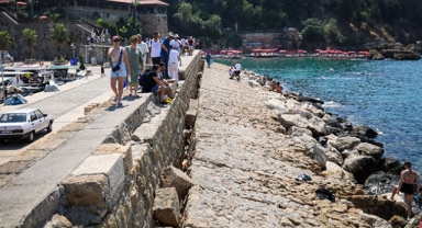 Kaleiçi Yat Limanı'nda çatlaklar büyüyor