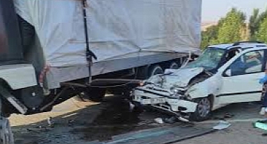 Kamyona çarpan otomobildeki 3 kişi öldü, 2 kişi ağır yaralandı