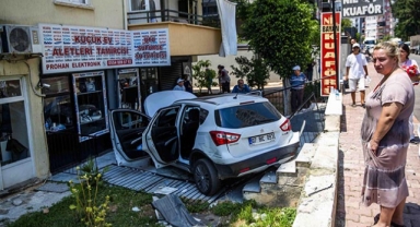 Kaza yapan otomobil bahçeye uçtu... 2 kişi yaralandı