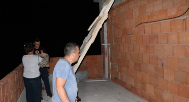 Merdiven düşünce çatıda mahsur kaldı