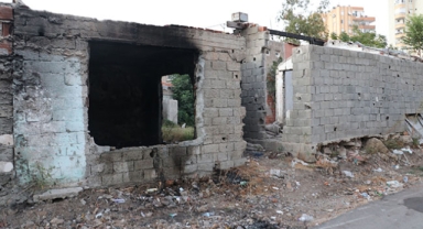 Metruk yapı küle döndü