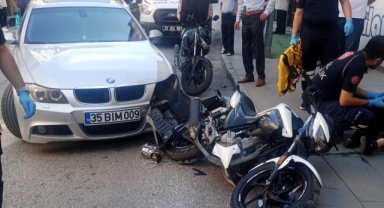 Motosikletle otomobil çarpıştı; Kaza güvenlik kamerasına yansıdı