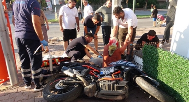 Önce otomobile sonra yayaya çarptı