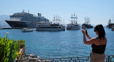 Oosterdam ile 2199 turist geldi