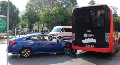Otomobil belediye otobüsüne çarptı
