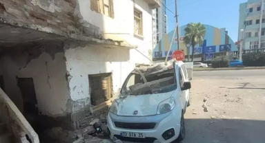 Park ettiği hafif ticari aracın üzerine balkon göçtü; o anlar kamerada