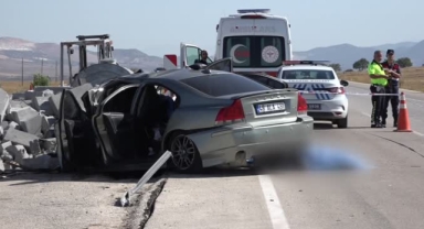 Refüjdeki bordür taşlarına çarptılar... 2 ölü, 1 yaralı