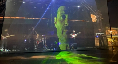 Sanatçılar hologram ile sahne aldı