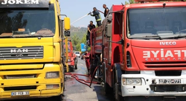 Seyir halindeki tır alev aldı
