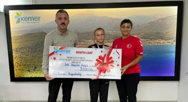 Solmaz'dan şampiyon sporculara ödül
