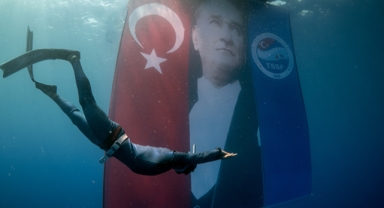 Su altında Zafer Bayramı kutlaması