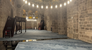 Tarihi caminin halıları Demirci'de dokundu