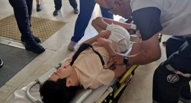 Taşıdığı kas hastasıyla beraber merdivenden yuvarlandı