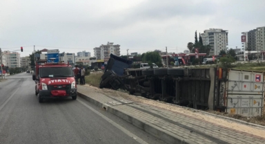 Tır devrildi...Sürücüsü yaralandı