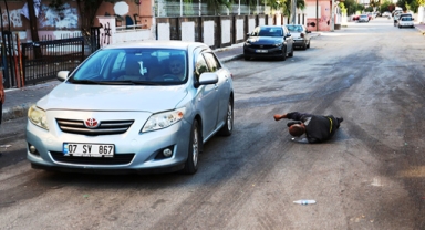 Yola yattı, trafiği kapattı