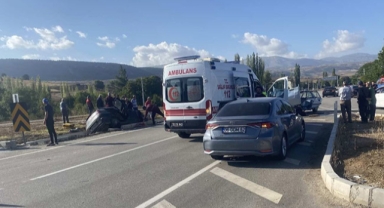 2 otomobil çarpıştı: 2'si ağır, 6 yaralı