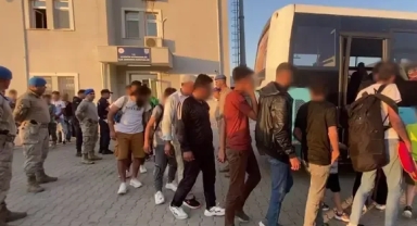 50 kaçak göçmen denize açılamadan yakalandı
