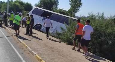 Servis otobüsü şarampole düştü: 7 yaralı