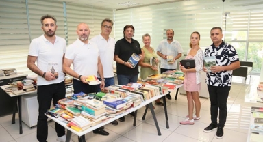 Depremzedenin kitapları dağıtılıyor