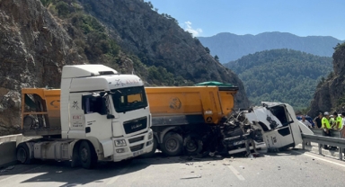 İki kamyonun çarpıştığı kazada 2 kişi yaralandı