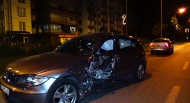 İki otomobil kavşakta çarpıştı: 4 yaralı 