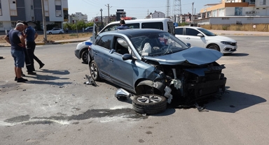 Kavşakta kafa kafaya çarpıştılar