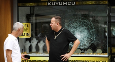 Kırmaya çalıştığı cam kurşungeçirmez çıktı