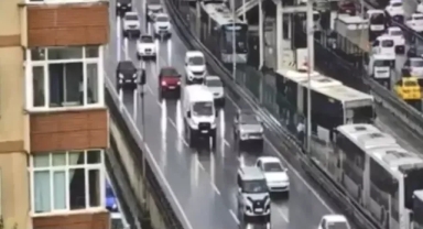 Metrobüs, önündeki metrobüse çarptı: 2 yaralı