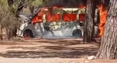 Minibüs alev alev yandı