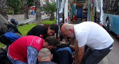 Motosiklet sürücüsü arabanın kapısına çarptı