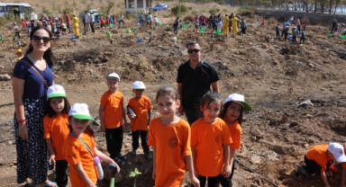 Öğrenciler yanan ormanlık alana fidan dikti