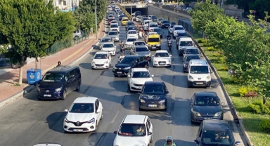 Okulun ilk gününde trafik kilitlendi