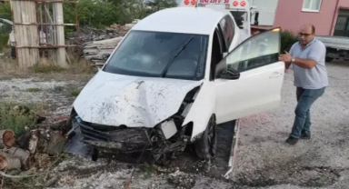 Otomobil direğe çarptı, köyde elektrik gitti